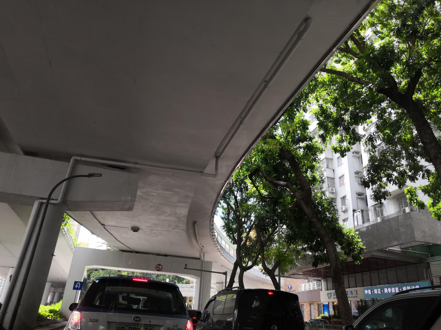 车辆在高架桥底部行驶环境