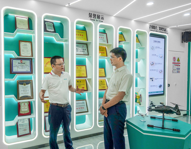 热烈欢迎哈尔滨市香坊区委副书记、区长黄晓伟一行赴天工测控走访调研