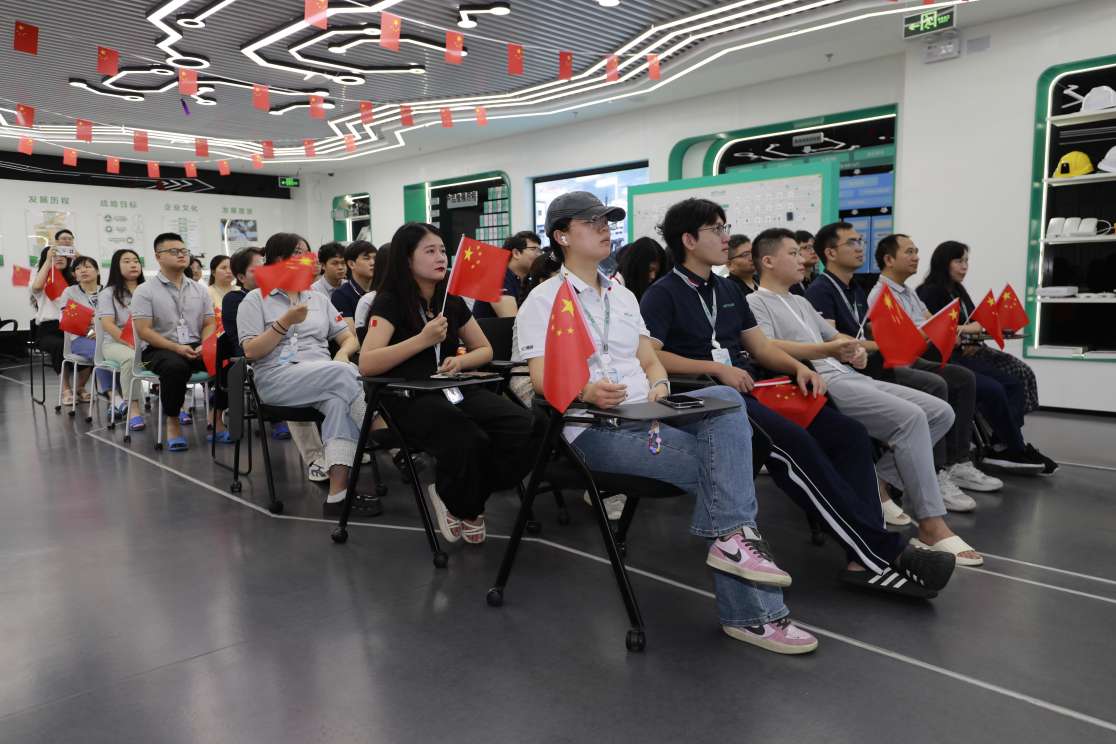 致敬伟大征程，奋斗强国时代 | SKYLAB组织观看抗战胜利80周年阅兵